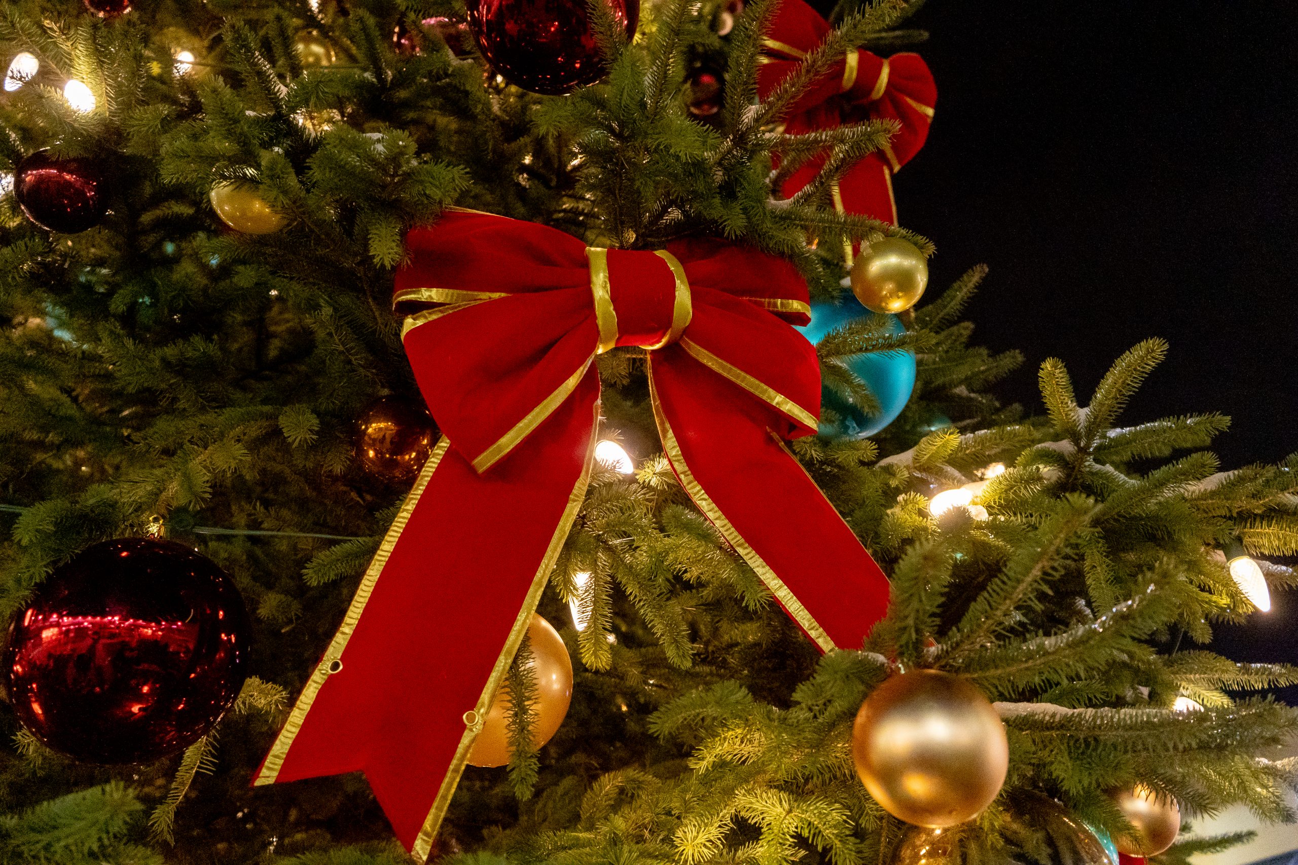 Custom Decorative Elements - Wreaths and Bows